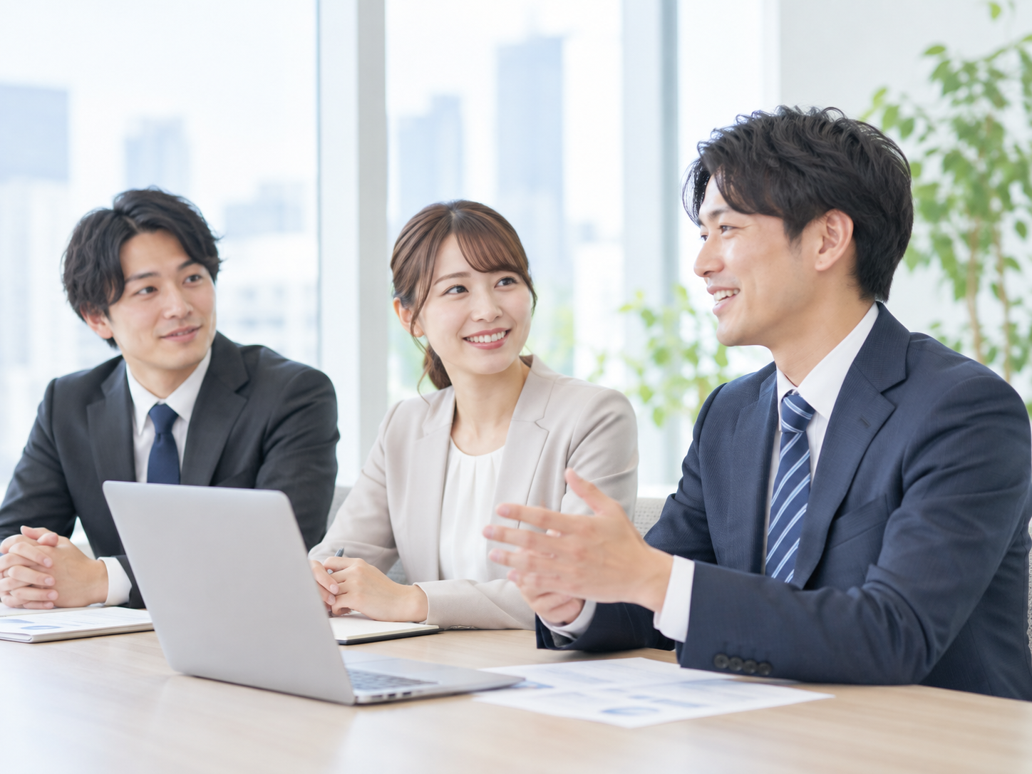 オフィスで打ち合わせをするビジネスパーソン